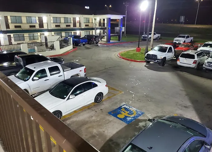 Deluxe Inn And Suites