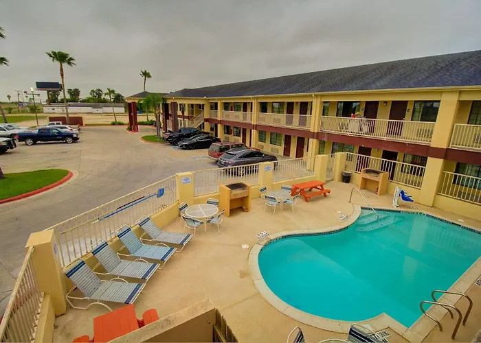 Deluxe Inn And Suites