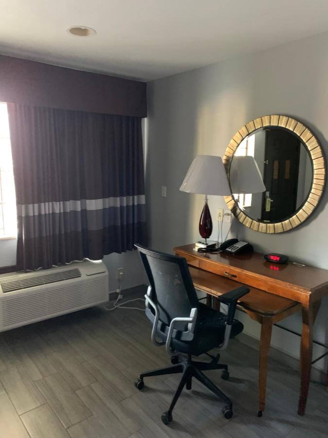 Motel Deluxe And