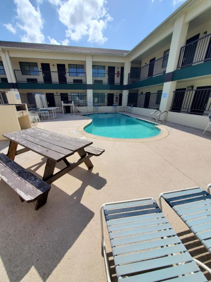 Motel Deluxe And 2*