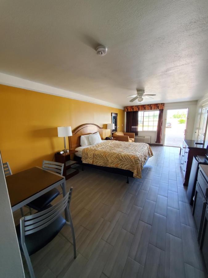 Motel Deluxe And Raymondville