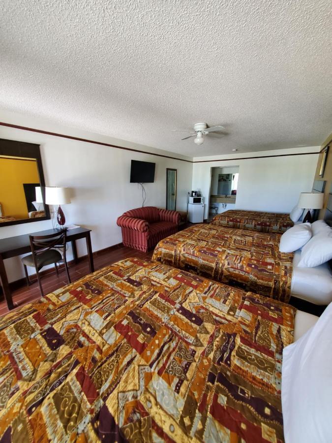 Deluxe And Motel