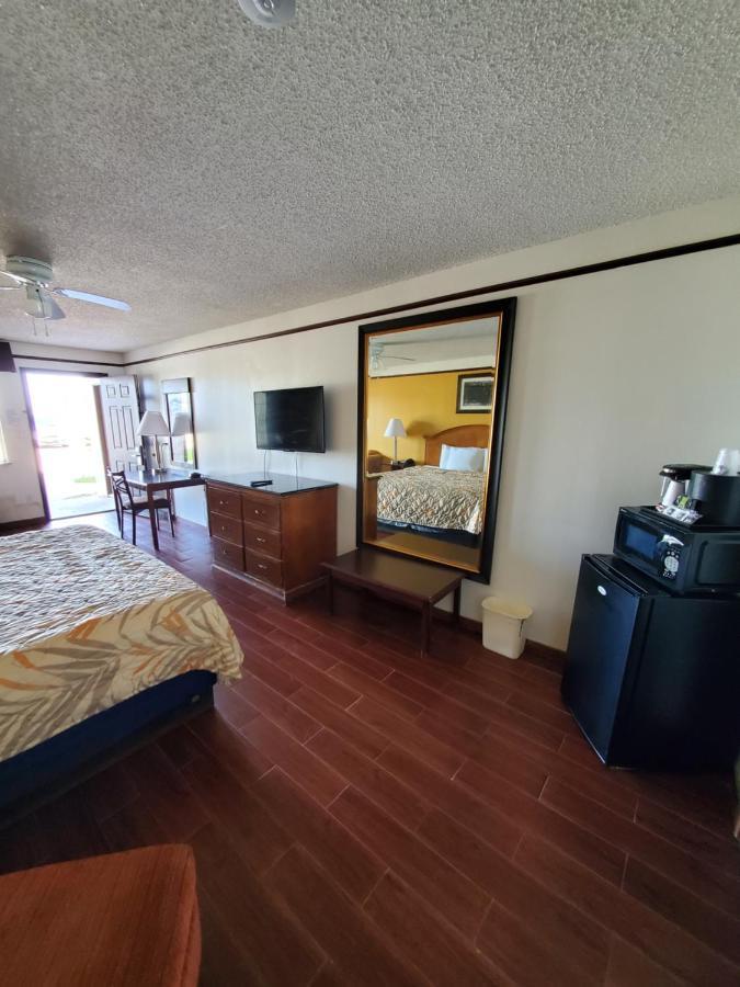 Motel Deluxe And