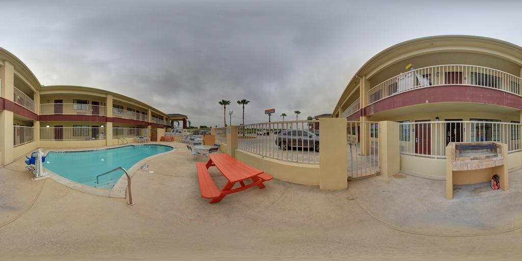 Deluxe And 2* Raymondville