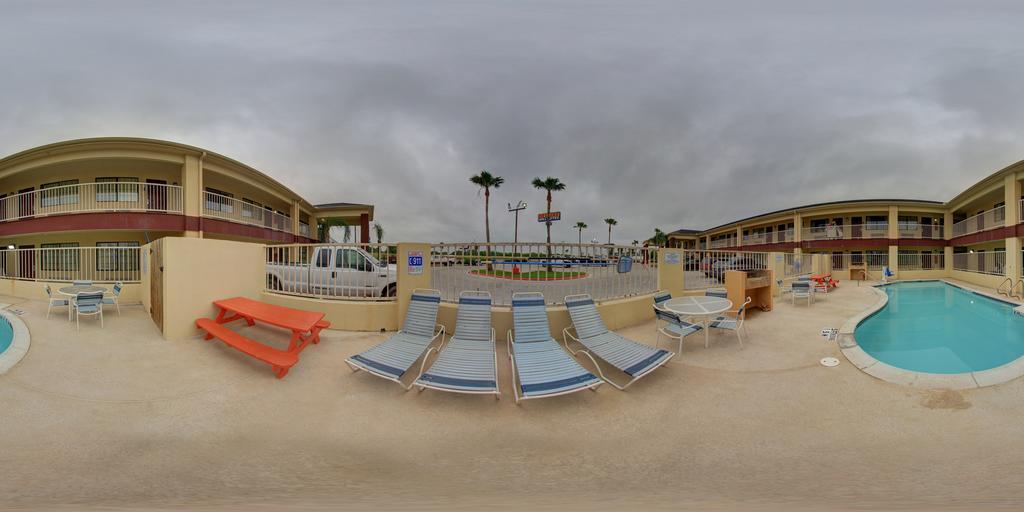 Motel Deluxe And 2*