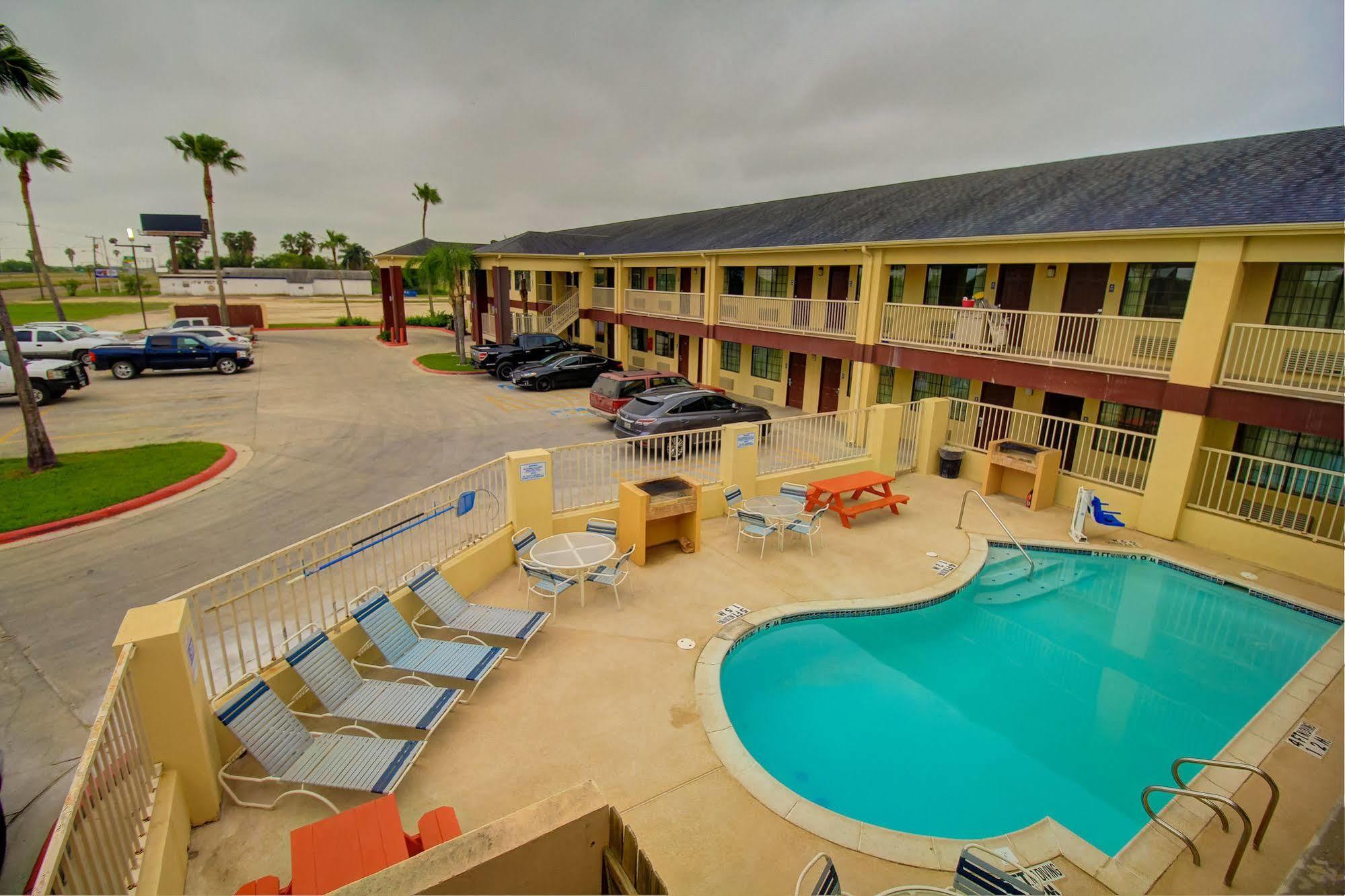 Motel Deluxe And